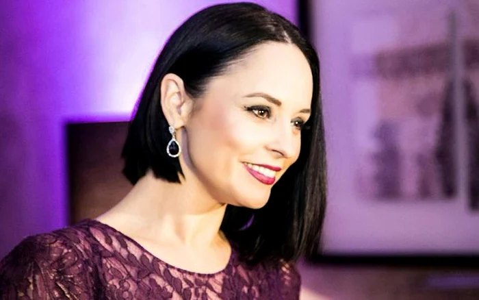 
    Andreea Marin testează pe picioarele ei pantofii care îi poartă semnăturafoto: arhiva personală  