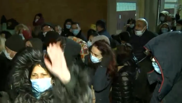 Sute de membri ai secțiilor de votare au așteptat cinci ore noapteaFoto: Digi24