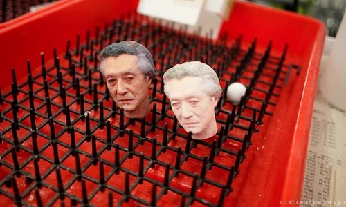 Chipul păpuşilor seamănă incredibil cu cel al clienţilor jpeg