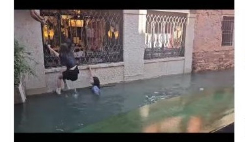 „Veneţia nu e Disneyland”. Imagini virale cu mai mulţi turişti care se salvează dintr-o gondolă răsturnată 