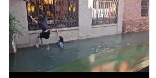 turisti gondola rasturnata venetia captura video jpg