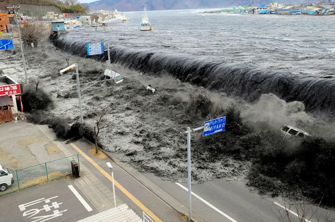 
    In tsunami-ul din anul 2004 au murit 230.000 de oameni  