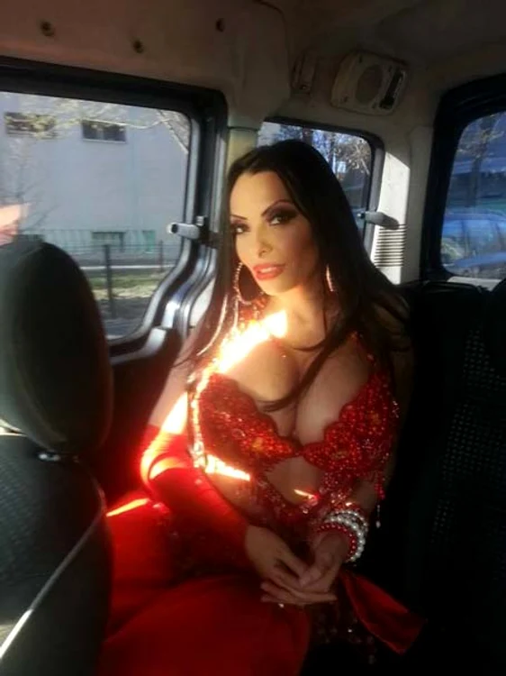 
    MoNa Monalisa în costum oriental Foto Facebook  