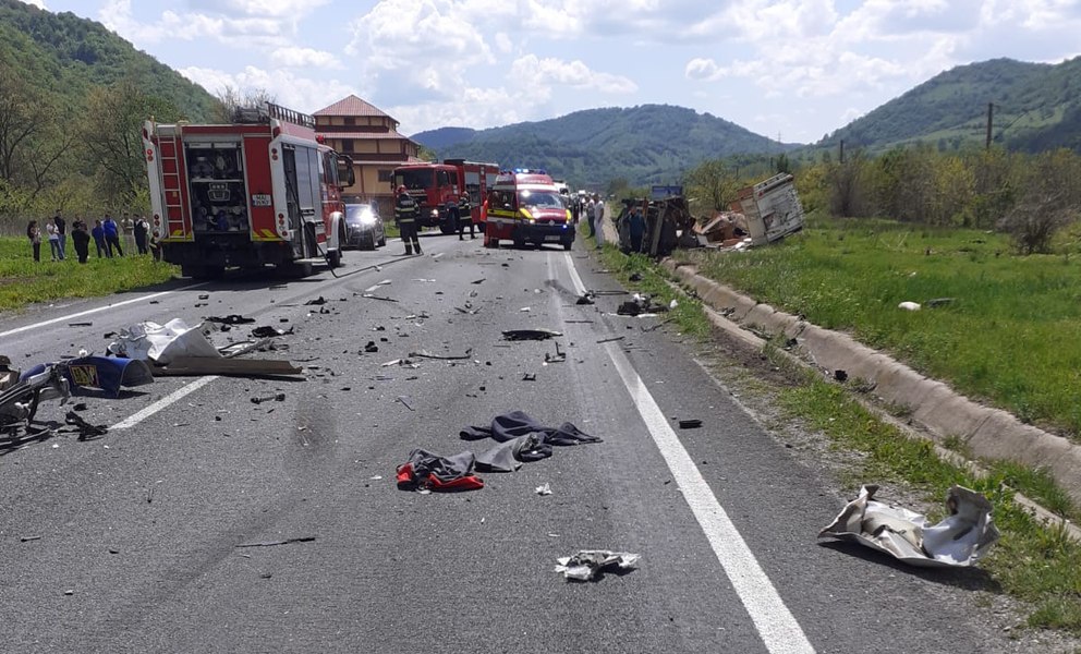  Un om a murit și alți patru au fost răniți într-un accident cu un autocar, o autoutilitară și trei autoturisme, pe DN6