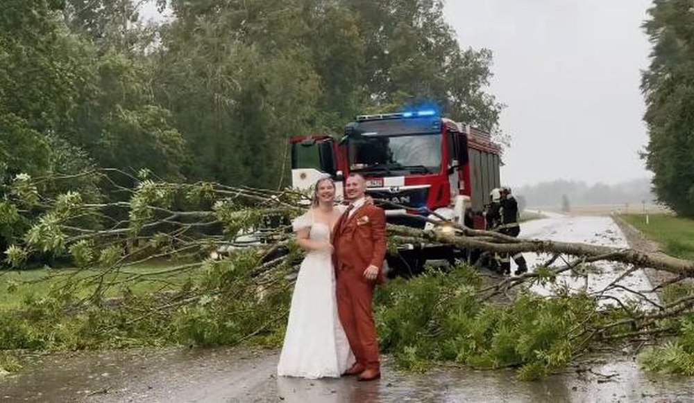 Nuntă în mijlocul furtunii! Mirii au dansat în ploaie, în timp ce pompierii eliberau drumul
