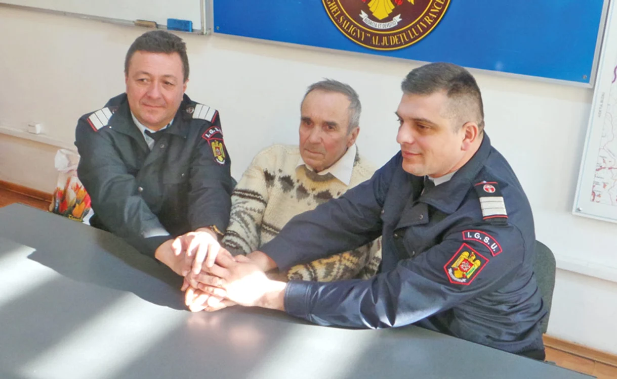 
    Pacientul Marian Său,  încadrat de doi pompieri  cu suflet mare: Petrică  Dumitru (50 de ani) şi  Florin Tăbăcaru (38 de ani)   