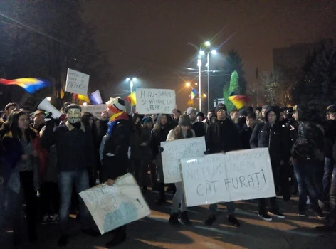 1.000 de suceveni au ieşit în stradă şi în această seară. FOTO Dănuţ Zuzeac