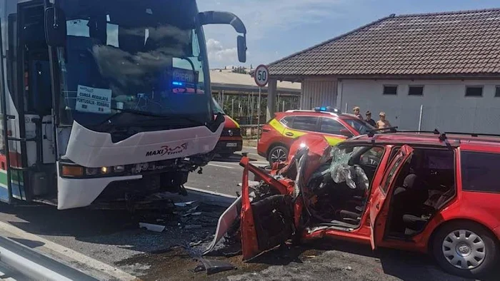 În accident au fost implicate un autoturism și un autocar FOTO alesdonline.ro