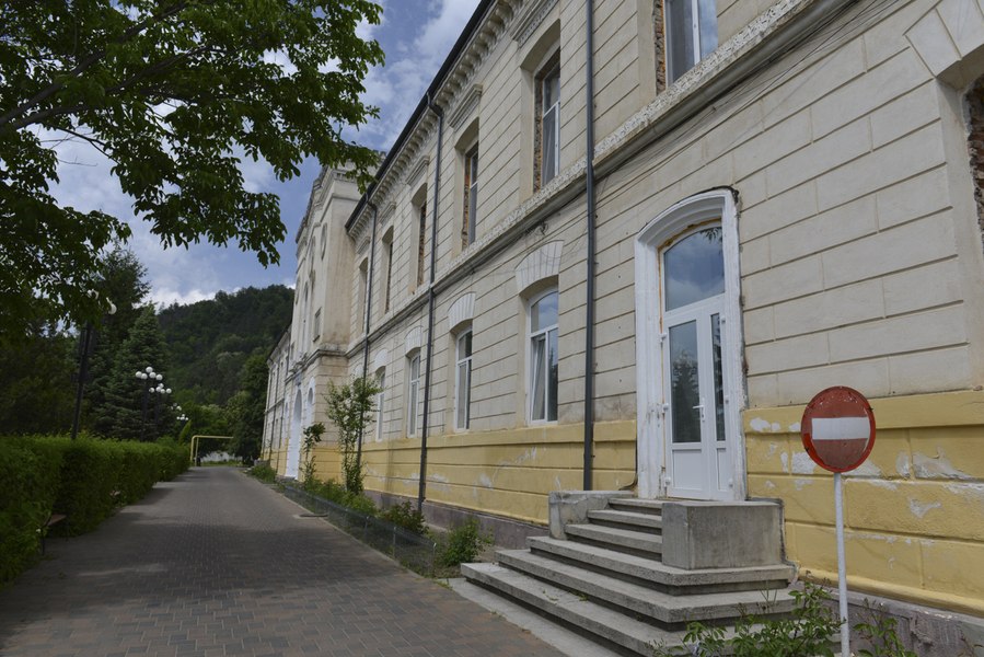Încă o femeie din Neamț a ajuns la spital după ce a ales să nască acasă, asistată de soţ şi o vecină, cu instrumentar cumpărat de pe Internet