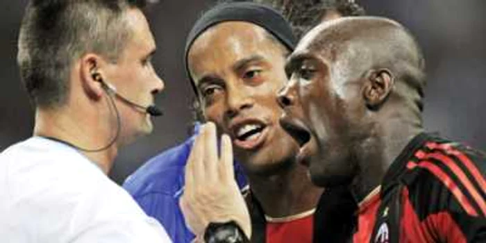 Cristi Balaj încercând  să-i tempereze pe Ronaldinho  şi Seedorf, la meciul  AC Milan - Auxerre  