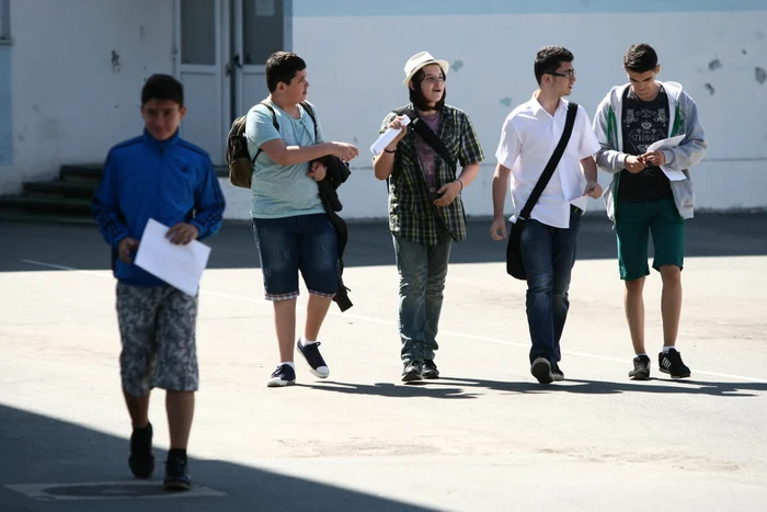 
    Primii elevi au ieşit din examen în jurul orei 10.30  