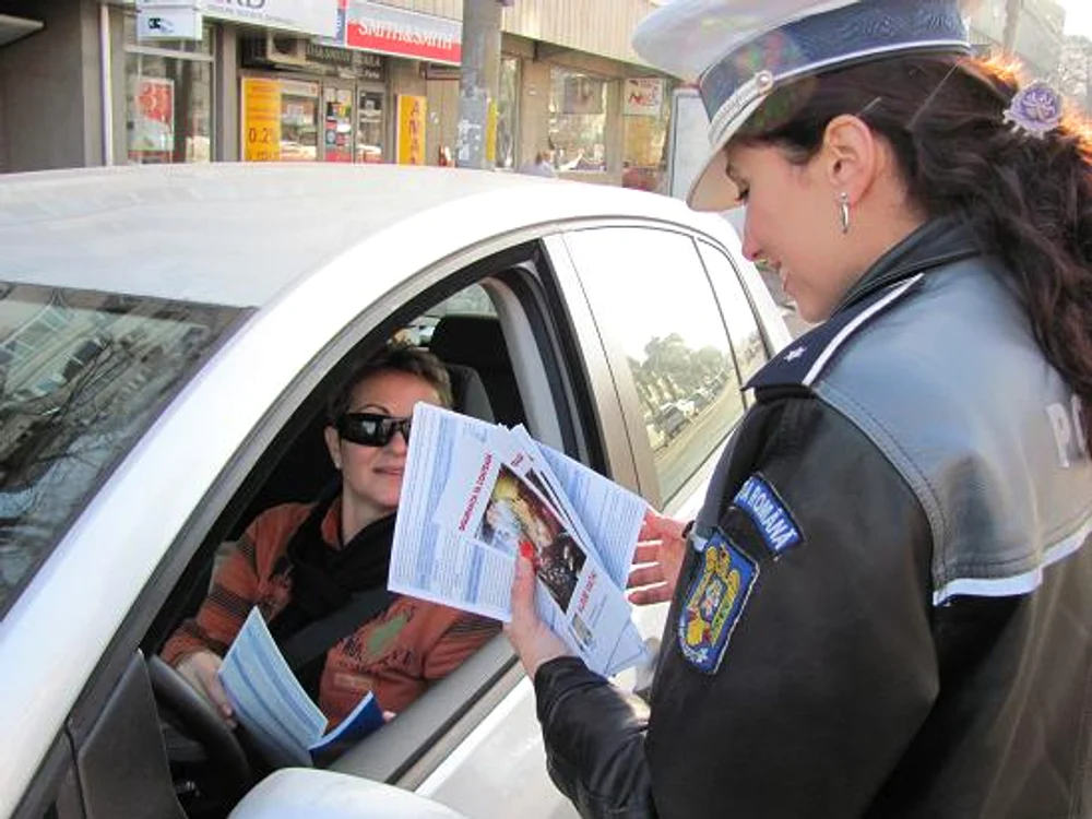 Poliţiştii au tras pe dreapta şoferii nu pentru a-i amenda ci pentru a-i sfătui să respecte legea