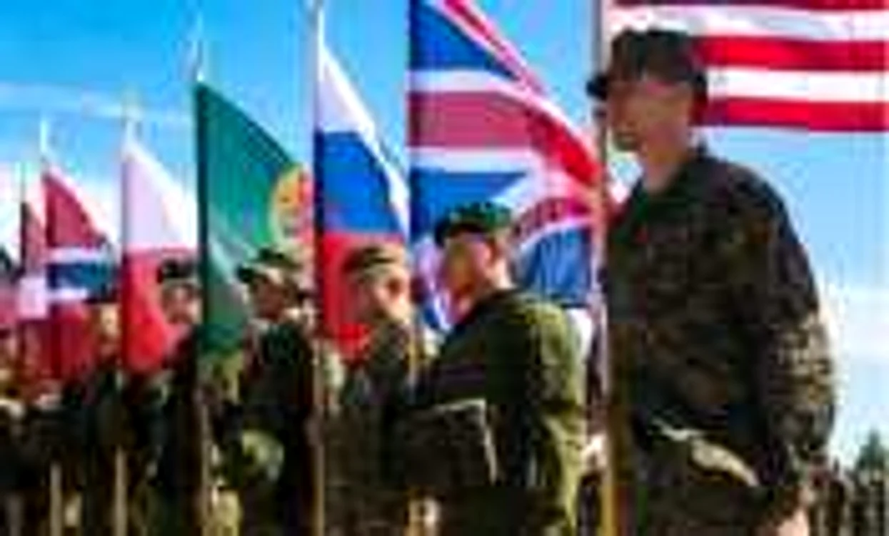 Infanterişti marini americani alături de camarazi din alte 15 state aliate, la deschiderea exerciţiului multinaţional "SABER STRIKE", în regiunea Mării Baltice, relevant pentru forţa NATO din ultimele luni.