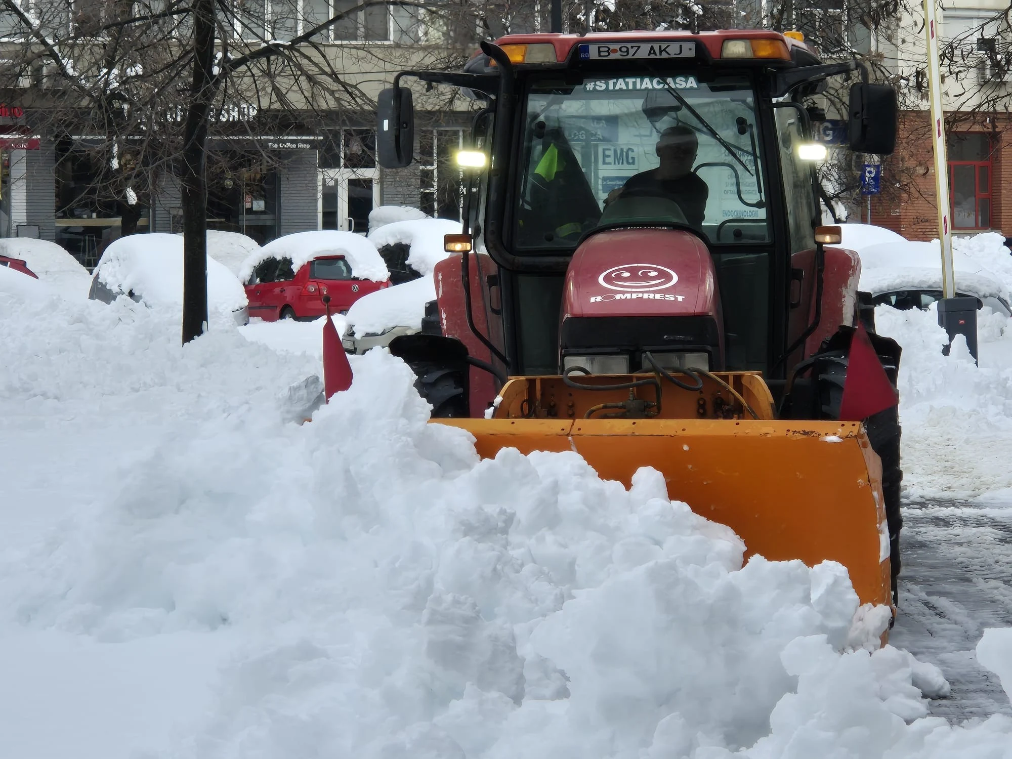 Primăria Sectorului 1 anunţă amenzi pentru lipsa de reacție la deszăpezire. Străzile şi trotuarele sunt încă blocate de nămeţi
