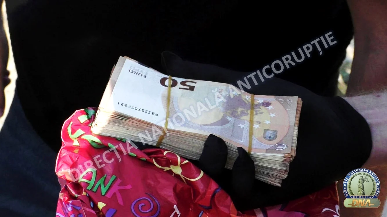Un bărbat a fost pus sub acuzare pentru trafic de influență  și instigare la trafic de influență. 