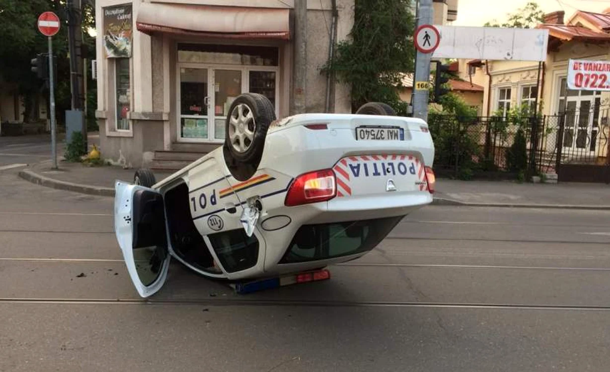 
    Un poliţist băut s-a răsturnat cu maşina într-o intersecţie din PloieştiFoto: observator.tv  