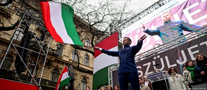 Liderul formaţiunii de opoziţie Tisza, Péter Magyar, în timpul unei demonstraţii