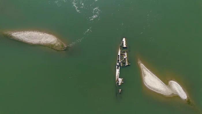 foto nava scufundata dunare