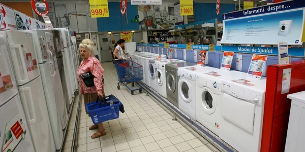 Românii sunt mai reținuți în a cumpăra electrocasnice mari în această perioadă a anului