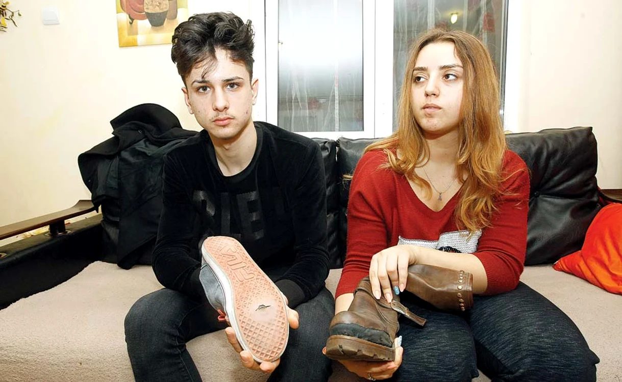 
    Teodor (17 ani) şi Elena (18 ani) sunt elevi la Şcoala Centrală şi merg la cursuri cu încălţările rupteFoto: David Muntean  