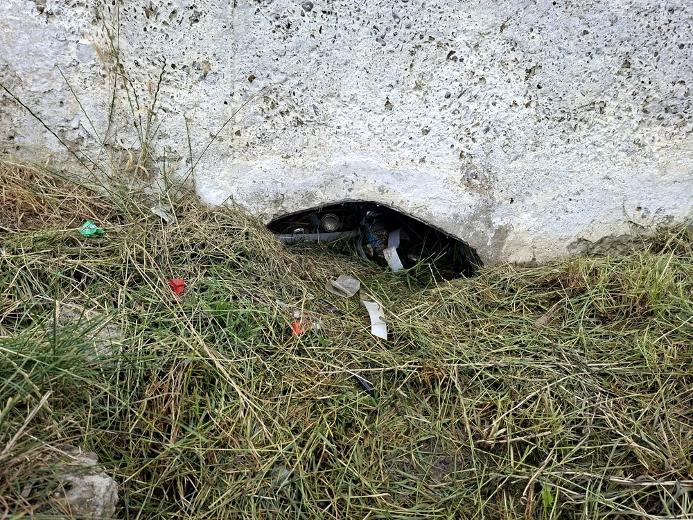 Rigolele sunt înfundate uneori cu gunoaie FOTO Cosmin Zamfirache