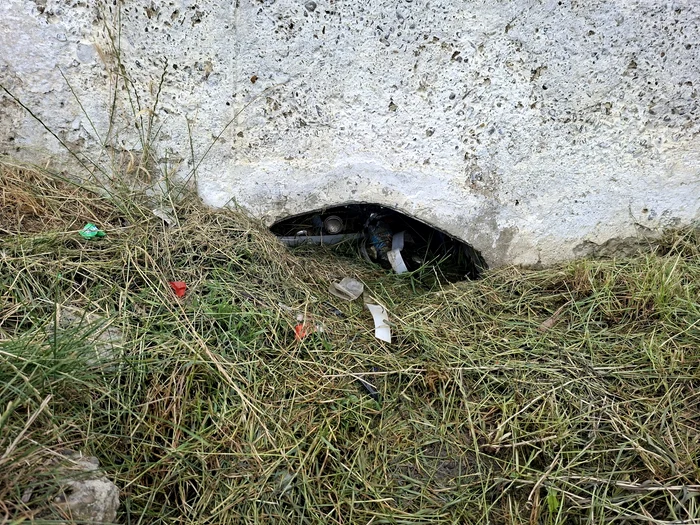 Rigolele sunt înfundate uneori cu gunoaie FOTO Cosmin Zamfirache