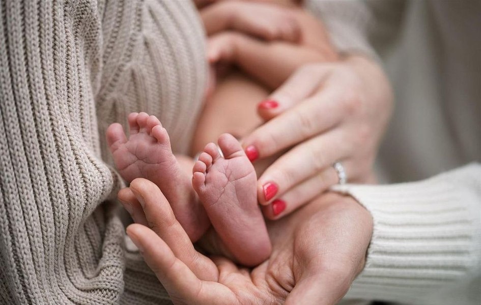 Pățania unei bunici care a postat pe Facebook imagini de la nașterea nepotului. Fiica ei a dat-o în judecată