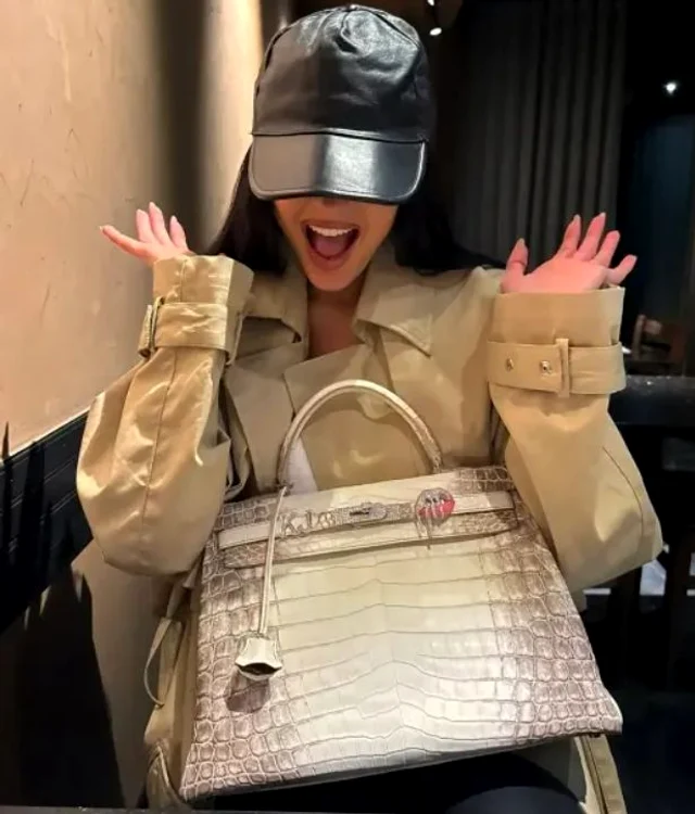 Are și o geantă Hermès Himalaya din piele de crocodil (Foto: Instagram)