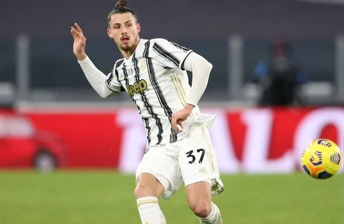 Fotbalistul naționalei, Radu Drăgușin, în tricoul lui Juventus, pe teren 