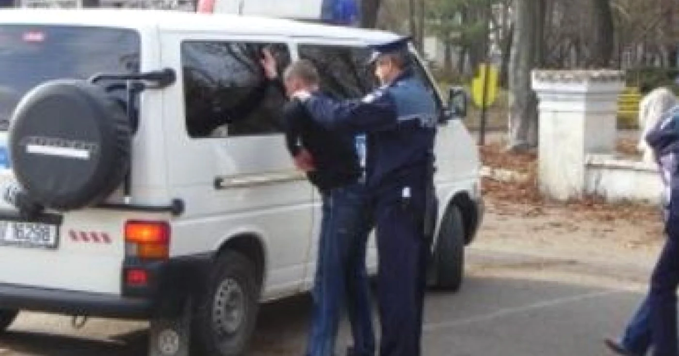Slatina: Doi tineri au furat o geacă din piele şi 500 lei