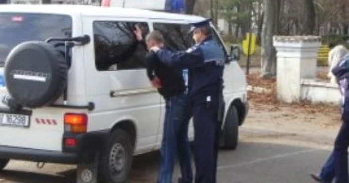 Slatina: Doi tineri au furat o geacă din piele şi 500 lei