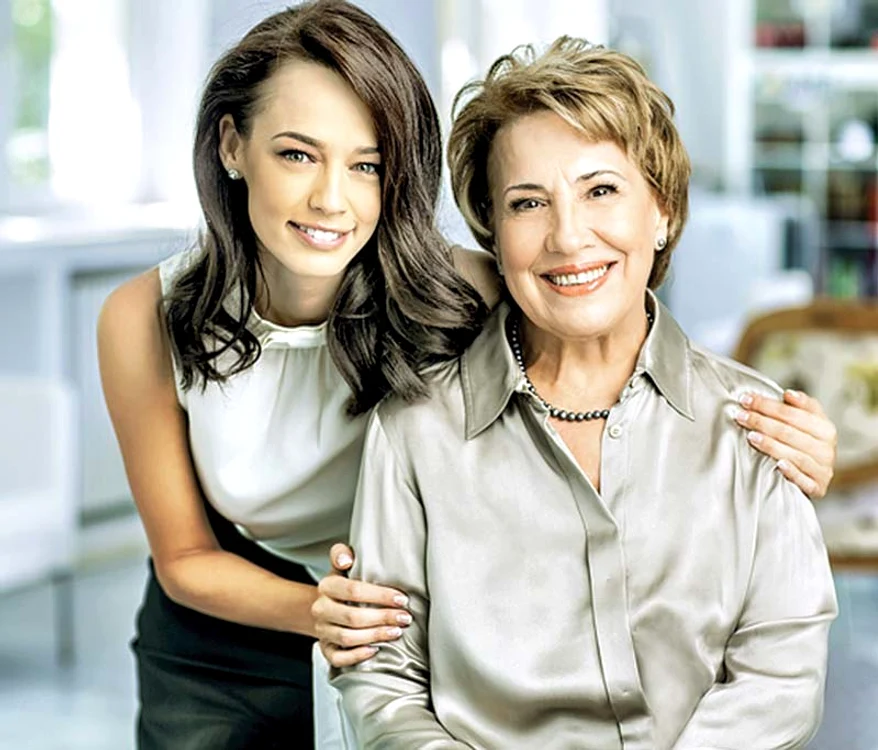 
    Andreea Raicu  moşteneşte frumuseţea  de la mama ei (Foto: Oriflame)  