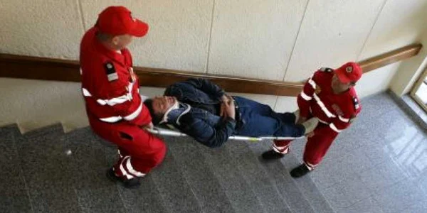 Victimele au fost scoase din clădire şi au primit îngrijiri medicale