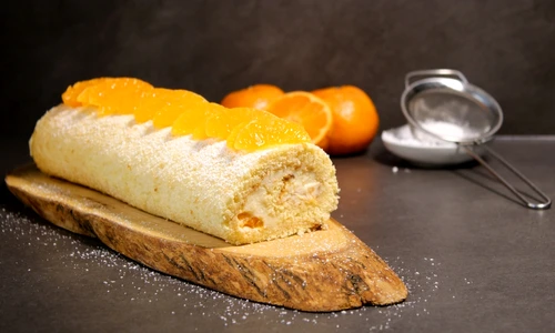 Rulada cu crema de vanilie si mandarine  Sursa foto shutterstock 2373229325 jpg