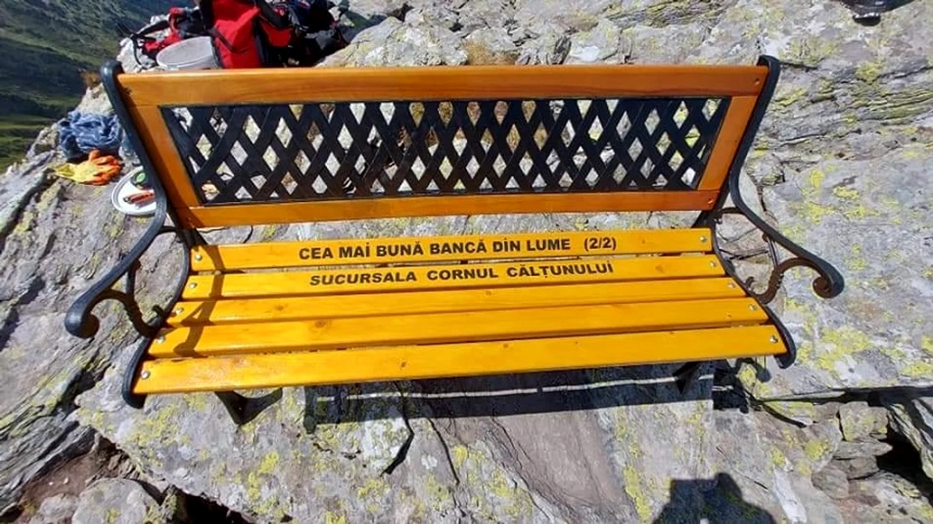 
    Banca a fost montată la peste 2500 de metri altitudine, pe Vârful Călţun din Făgăraşfoto: Facebook  
