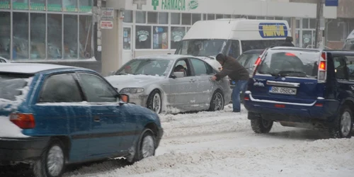 Zeci de maşini au rămas blocate în trafic