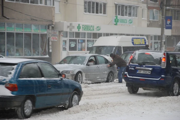 Zeci de maşini au rămas blocate în trafic