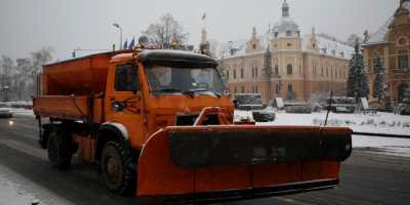 Utilajele de deszăpezire au împrăştiat materiale antiderapante