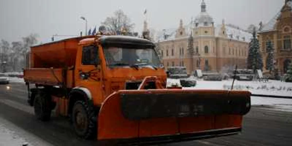 Utilajele de deszăpezire au împrăştiat materiale antiderapante. Foto: Bogdan Crăciun