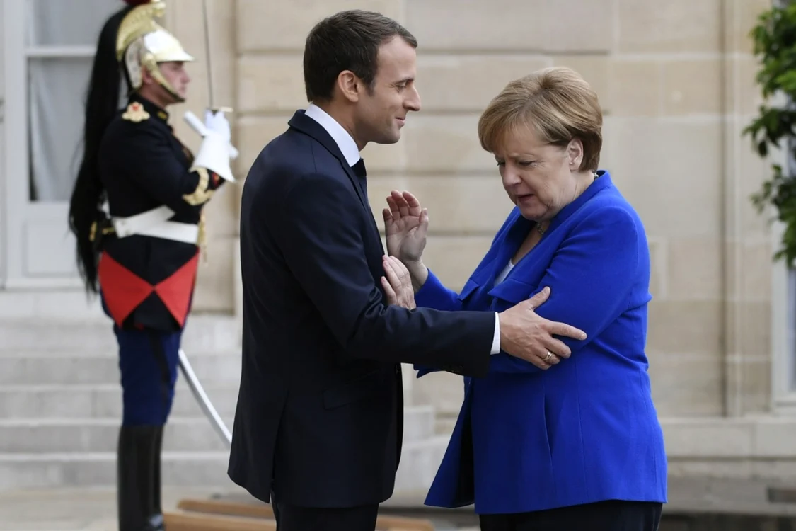 Cancelarul german Angela Merkel este primită de preşedintele francez Emmanuel Macron la sosirea la Palatul Elysee din Paris Franţa FOTO EPA / Julien De Rosa