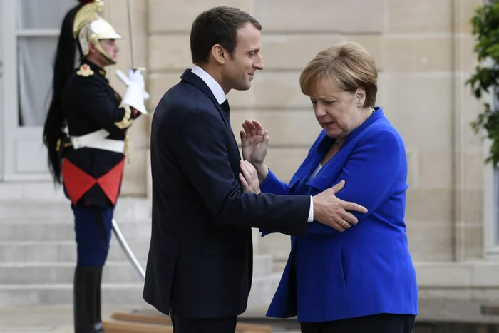 Cancelarul german Angela Merkel este primită de preşedintele francez Emmanuel Macron la sosirea la Palatul Elysee din Paris Franţa FOTO EPA / Julien De Rosa