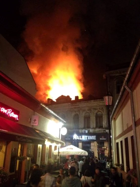 Incendiu Centrul Vechi. FOTO: Facebook Adrian Hadean