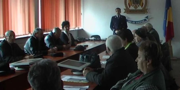 Membrii asociaţiilor de locatari s-au întâlnit ieri cu poliţiştii cărăşeni