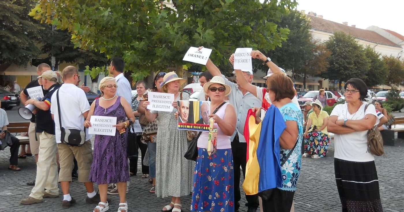 Aproape 30 de clujeni au protestat în strada faţă de întoarcerea lui Traian Băsescu la Cotroceni
