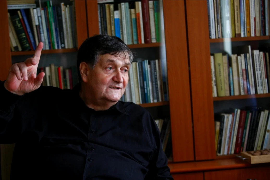 Criticul Alex. Ştefănescu are o bibliotecă de câteva mii de volume