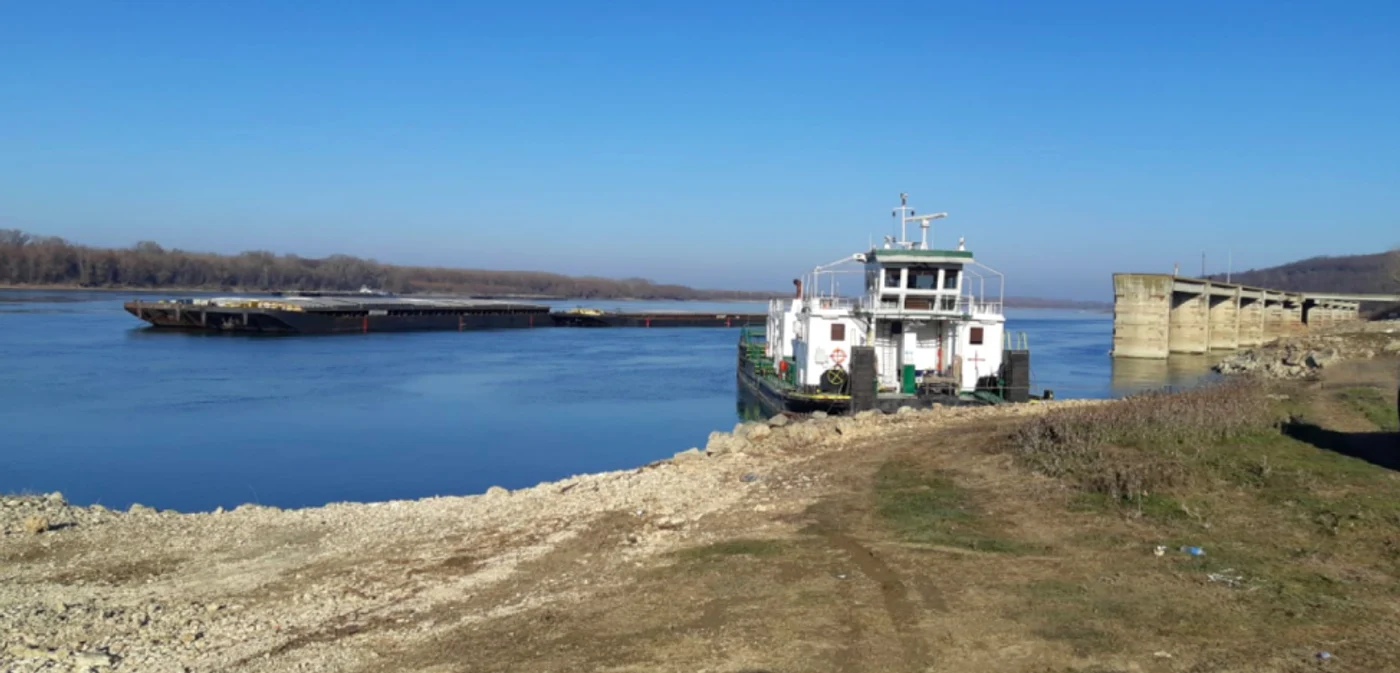 Căutări ale marinarrului căzut de pe barjă în Dunăre Sursa ISU Constanţa