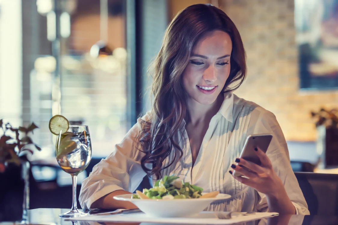 Administratorii din HoReCa sunt sfătuiți să permită clienților folosirea îndelungată a mobilelor 