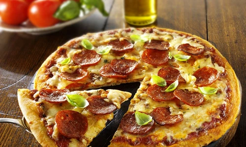 pizza cu salam jpeg