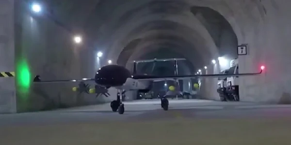 Drone ale armatei iraniene depozitate intr-o baza subterana din Muntii Zagros Captura YouTube