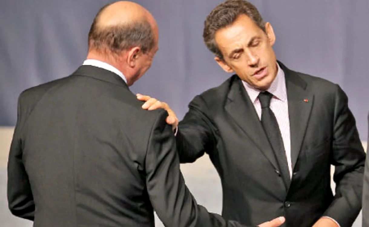 
    Traian Băsescu şi Nicolas Sarkozy, surprinşi într-un dialog mai puţin cordial. Foto: guliver/getty images  